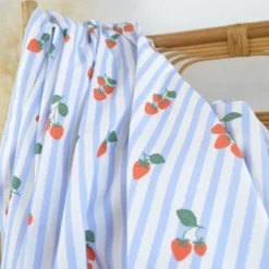 Tissu Popeline de coton Gariguette motif fraises et rayures bleues - OEKO TEX