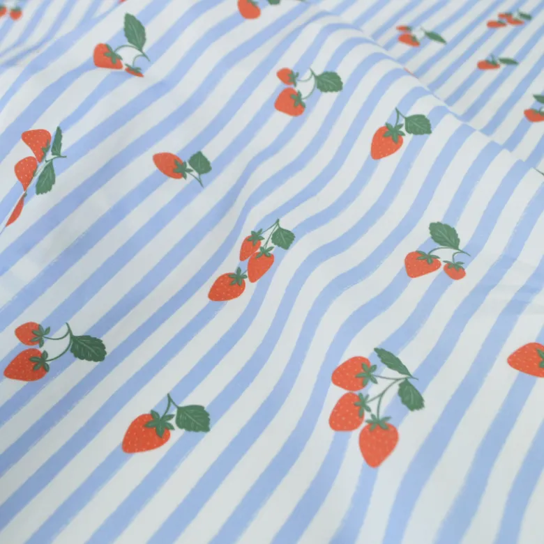 Tissu Popeline de coton Gariguette motif fraises et rayures bleues - OEKO TEX
