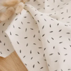 Tissu popeline de coton motif plumes fond blanc