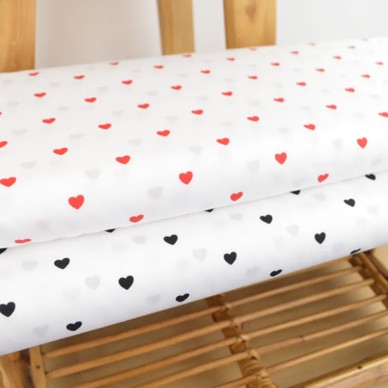 Tissu popeline de coton motif coeurs noirs fond blanc
