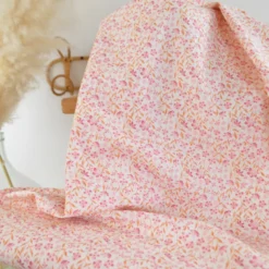 Tissu popeline de coton Poppy – motif fleurs roses