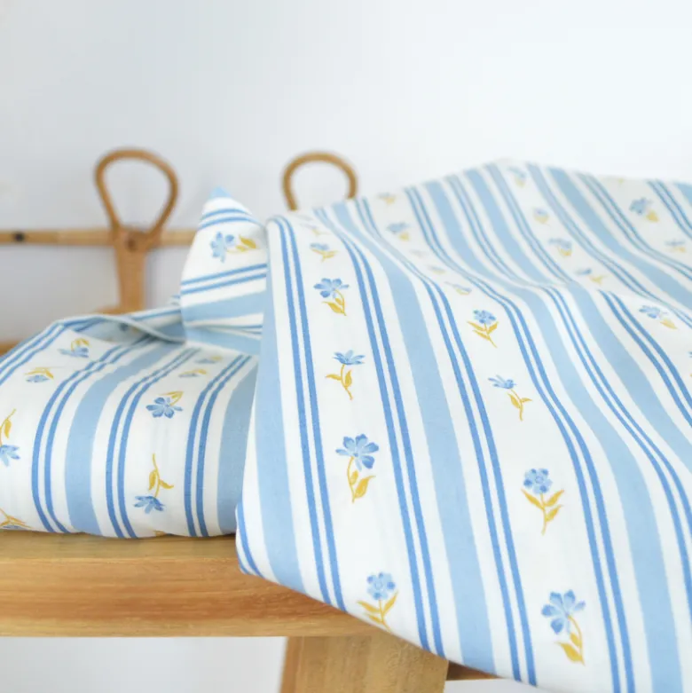 Tissu popeline de coton Poppy – motif Rayures et fleurs bleues