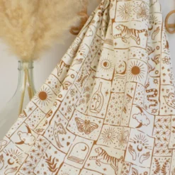 Tissu popeline de coton Poppy – motif ésotérique Solena – fond blanc cassé