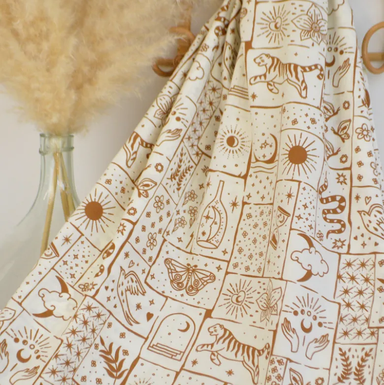 Tissu popeline de coton Poppy – motif ésotérique Solena – fond blanc cassé