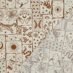 Tissu popeline de coton Poppy – motif ésotérique Solena – fond blanc cassé