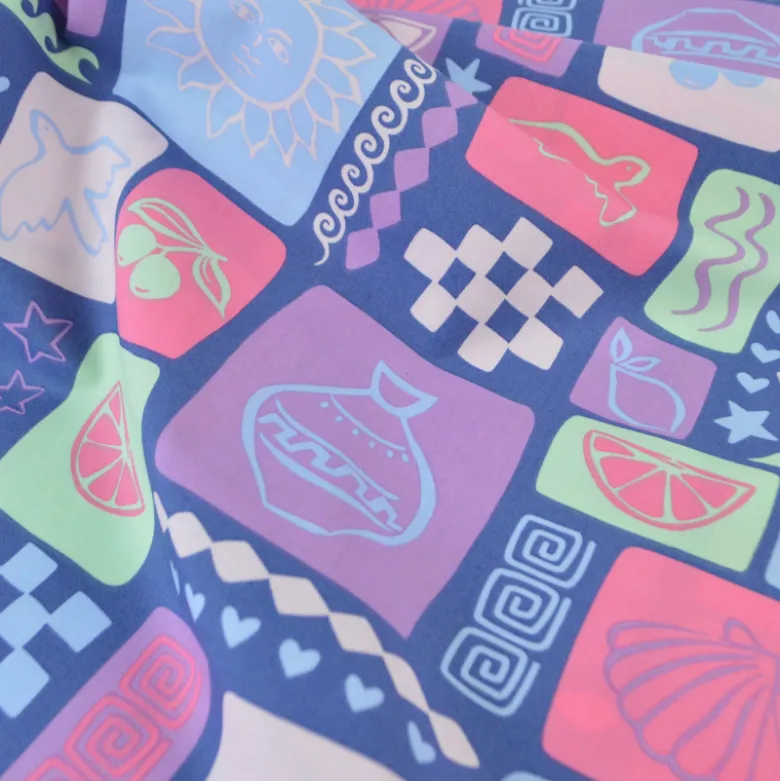 Tissu popeline de coton Poppy – motif patchwork d'été fond jean