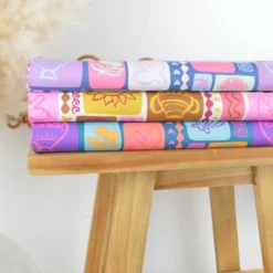 Tissu popeline de coton Poppy – motif patchwork d'été fond jean