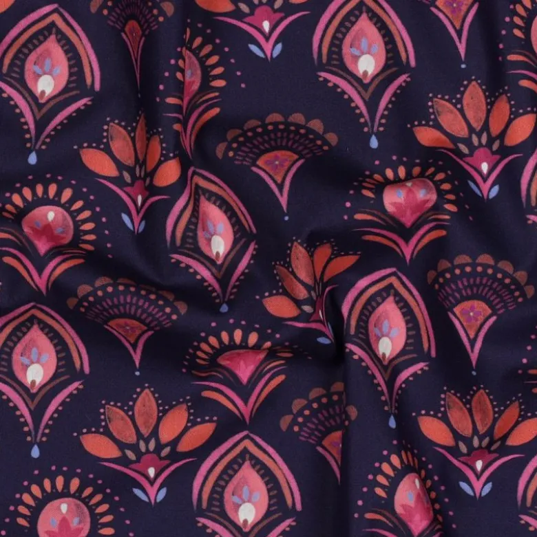 Tissu popeline de coton Poppy – Motif Nayana fond bleu marine – Oeko-Tex
