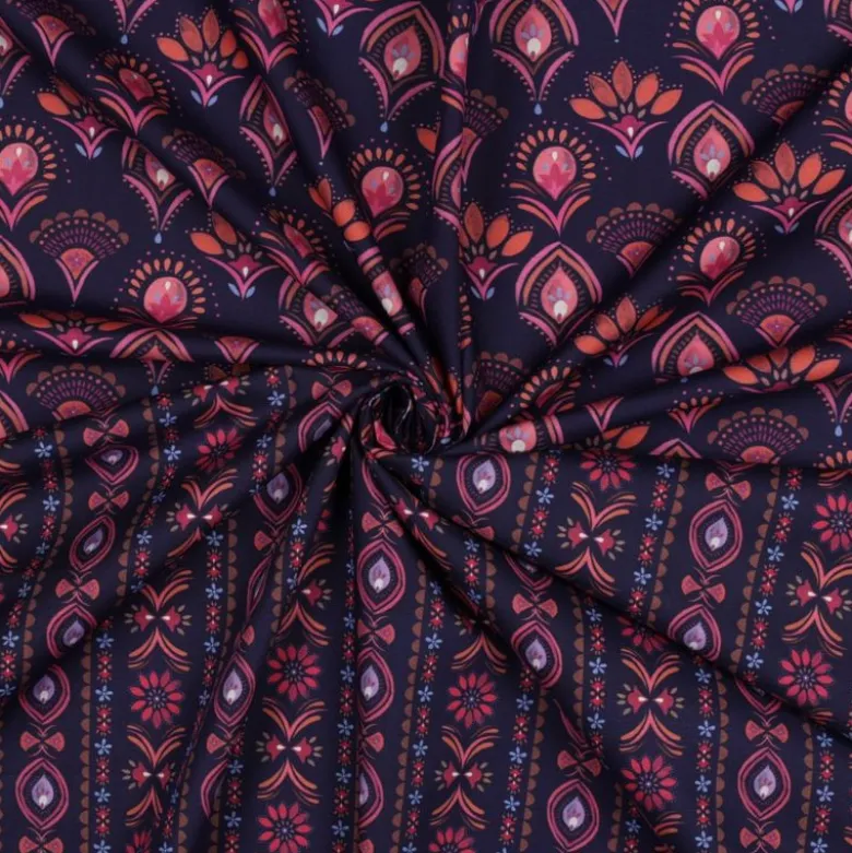 Tissu popeline de coton Poppy – Motif Nayana fond bleu marine – Oeko-Tex