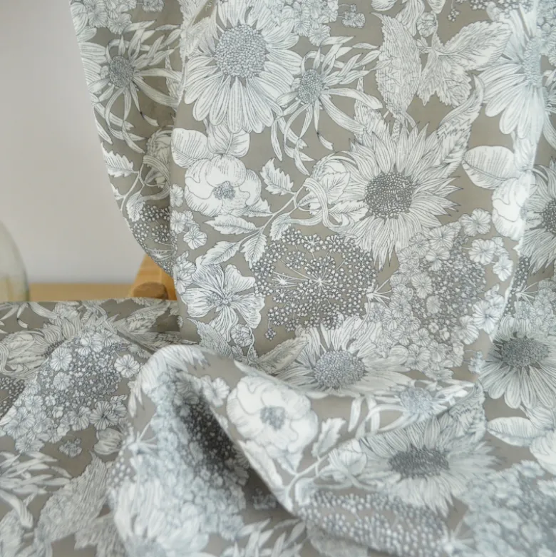 Tissu popeline de Tencel motif fleurs fond taupe