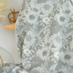 Tissu popeline de Tencel motif fleurs fond taupe