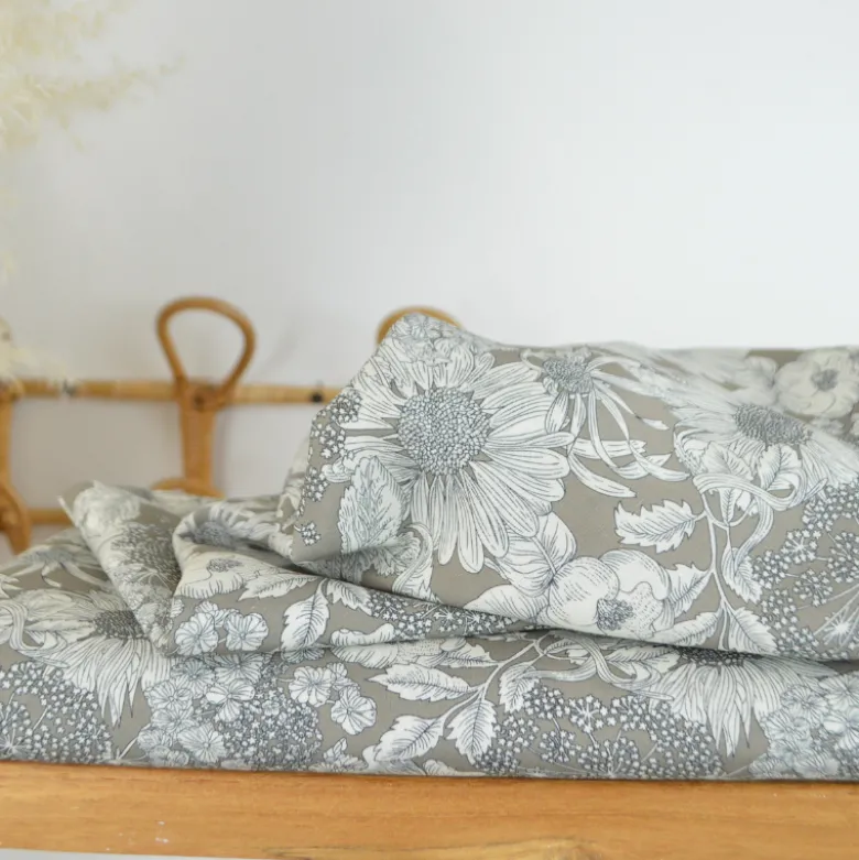 Tissu popeline de Tencel motif fleurs fond taupe