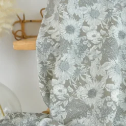 Tissu popeline de Tencel motif fleurs fond taupe