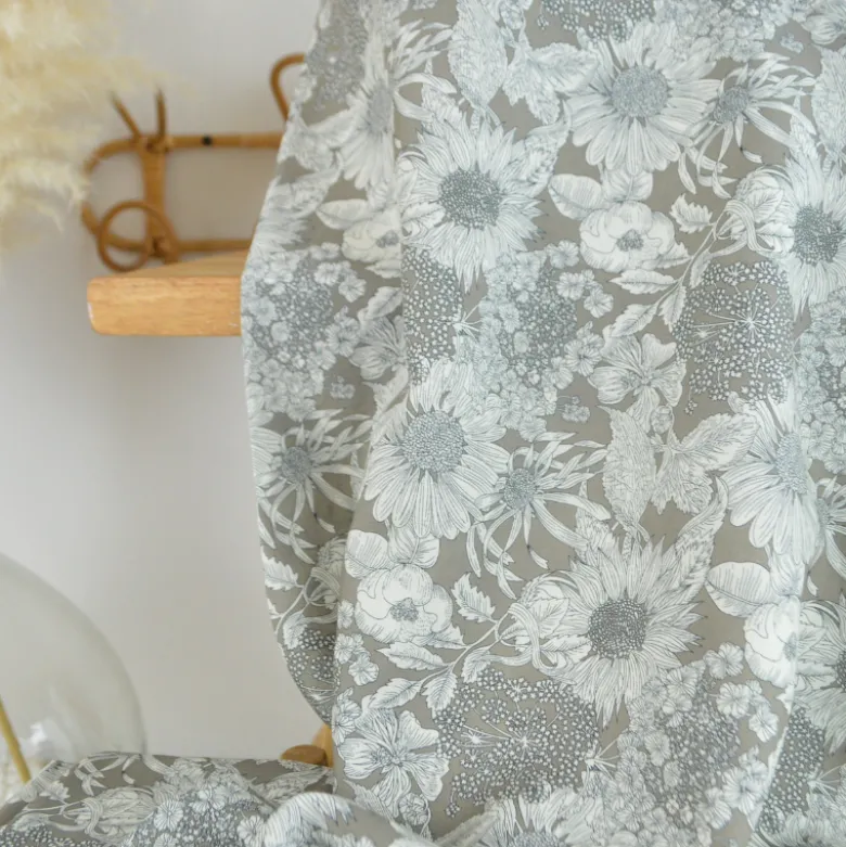 Tissu popeline de Tencel motif fleurs fond taupe