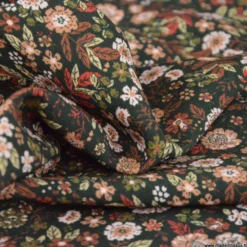 Tissu popeline de viscose Barbie motif fleurs roses fond vert
