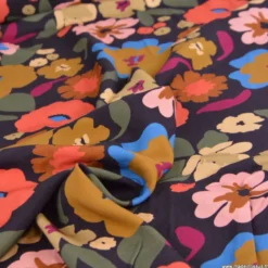 Tissu popeline de viscose Jano - motif fleurs Aubergine et cerise