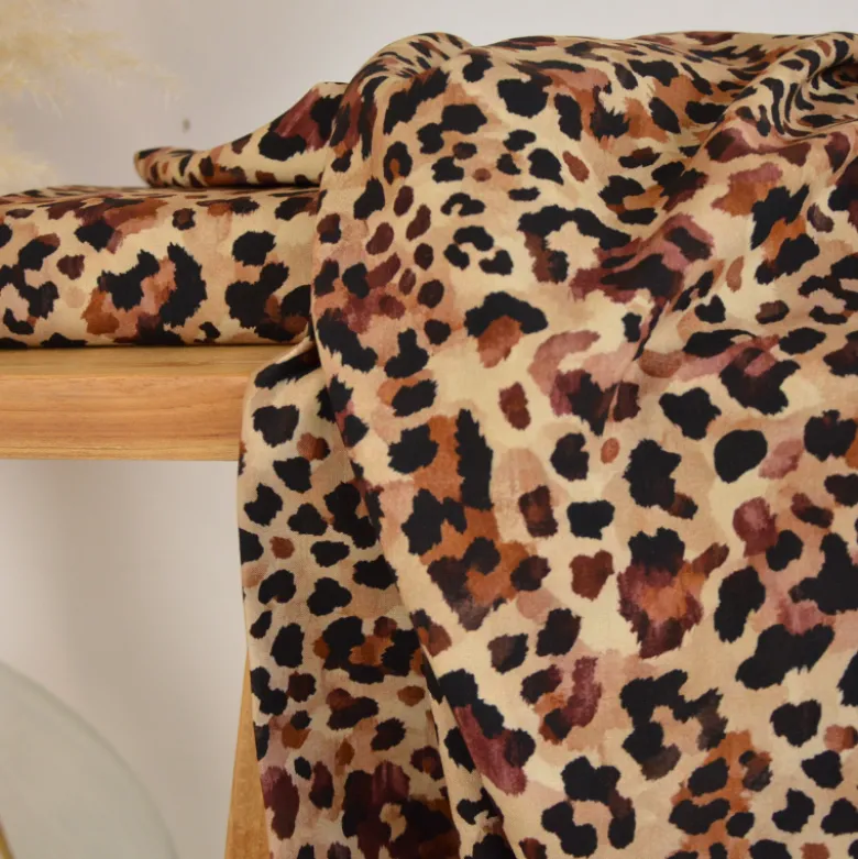 Tissu popeline de viscose Leolynx motif léopard chocolat fond beige