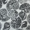 Tissu popeline de viscose motif coquillages noirs fond blanc