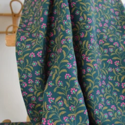 Tissu popeline de viscose motif petites fleurs roses fond vert