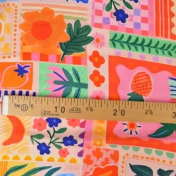 Tissu popeline de viscose Nice - motif fleurs vertes et roses