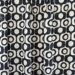 Tissu popeline de Viscose Soixante motif graphique Noir et Blanc