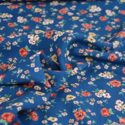 Tissu popeline de viscose Sylore - motif fleurs marsala fond bleu