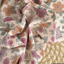 Tissu popeline Marion motif fleurs fuchsia et camel fond ecru - exclusif