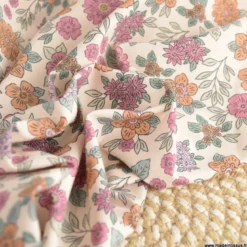 Tissu popeline Marion motif fleurs fuchsia et camel fond ecru - exclusif