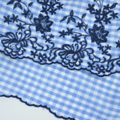 Tissu popeline Vichy festonnée et brodée - Bleu ciel et blanc