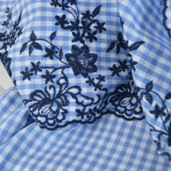 Tissu popeline Vichy festonnée et brodée - Bleu ciel et blanc