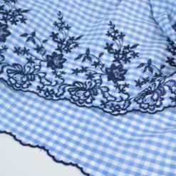 Tissu popeline Vichy festonnée et brodée - Bleu ciel et blanc