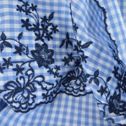 Tissu popeline Vichy festonnée et brodée - Bleu ciel et blanc