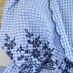 Tissu popeline Vichy festonnée et brodée - Bleu ciel et blanc