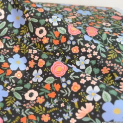 Tissu Rifle Paper en coton imprimé fleurs Wild rose fond noir - collection Primavera