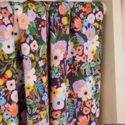 Tissu Rifle Paper en viscose - motif fleurs fond Bordeaux - collection Orchard