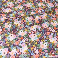 Tissu Rifle Paper en viscose - motif fleurs fond Bordeaux - collection Orchard