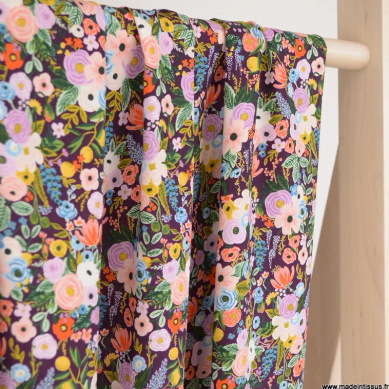 Tissu Rifle Paper en viscose - motif fleurs fond Bordeaux - collection Orchard