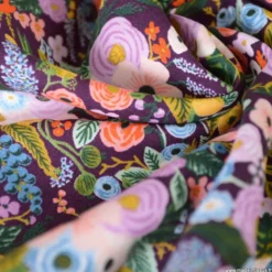 Tissu Rifle Paper en viscose - motif fleurs fond Bordeaux - collection Orchard