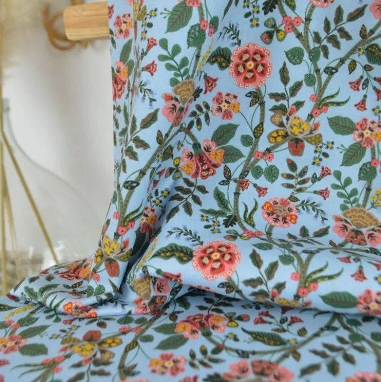 Tissu Rifle Paper motif fleurs indiennes fond bleu - Collection Gracie