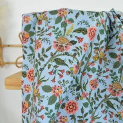 Tissu Rifle Paper motif fleurs indiennes fond bleu - Collection Gracie