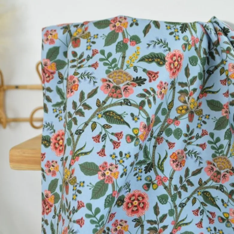 Tissu Rifle Paper motif fleurs indiennes fond bleu - Collection Gracie