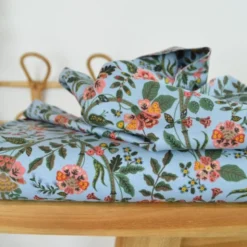 Tissu Rifle Paper motif fleurs indiennes fond bleu - Collection Gracie