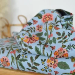 Tissu Rifle Paper motif fleurs indiennes fond bleu - Collection Gracie