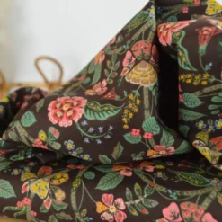 Tissu Rifle Paper motif fleurs indiennes fond cacao - Collection Gracie