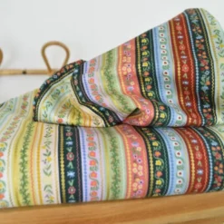 Tissu Rifle Paper motif rayures roses, bordeaux et vertes - Collection Gracie