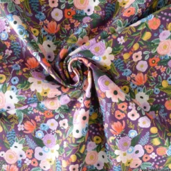 Tissu Rifle Paper Orchard motif fleurs fond bordeaux - Collection Garden Party