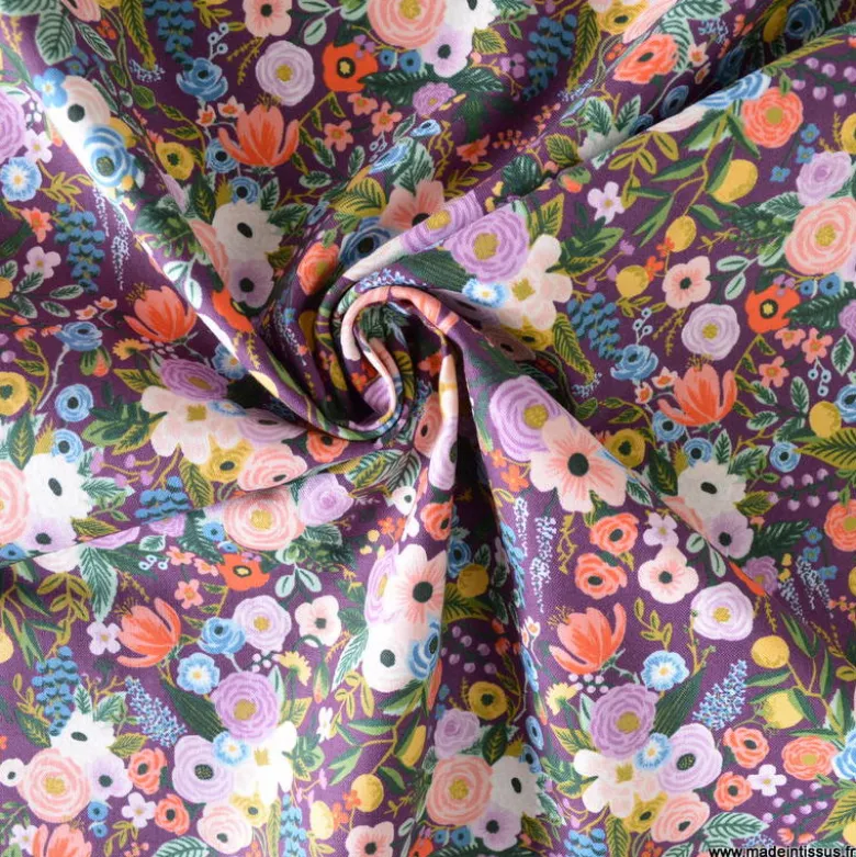 Tissu Rifle Paper Orchard motif fleurs fond bordeaux - Collection Garden Party