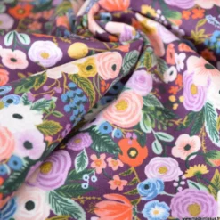 Tissu Rifle Paper Orchard motif fleurs fond bordeaux - Collection Garden Party