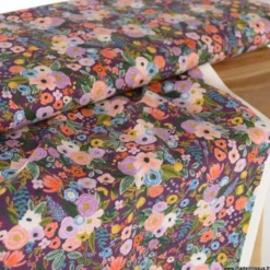Tissu Rifle Paper Orchard motif fleurs fond bordeaux - Collection Garden Party