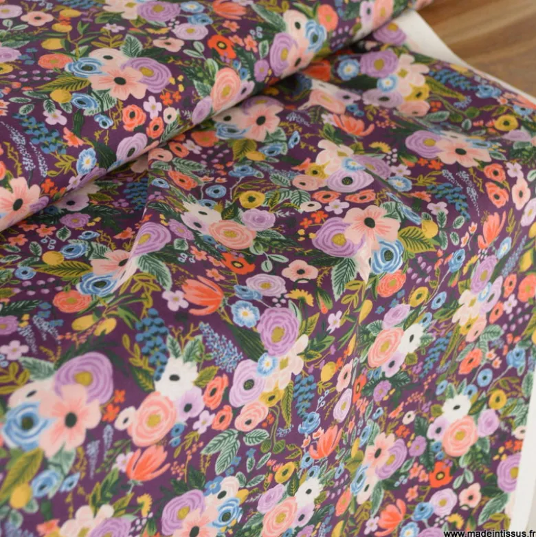 Tissu Rifle Paper Orchard motif fleurs fond bordeaux - Collection Garden Party